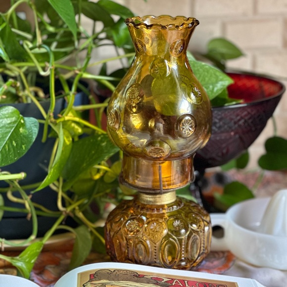 Vintage LE Smith Moon and Stars Amber Glass Oil Lamp - Picture 5 of 17